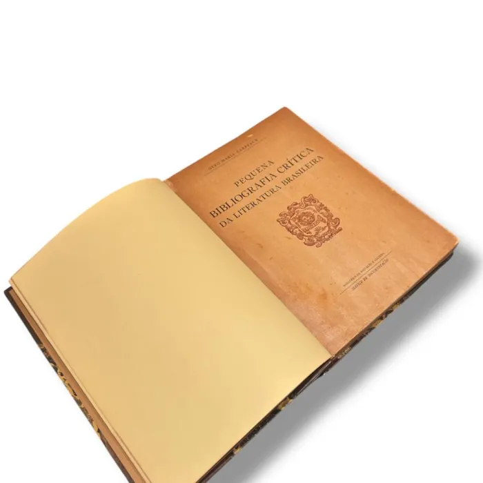 Livro Pequena Bibliografia Crítica da Literatura Brasileira — Otto Maria Carpeaux (Ministério da Educação, 1955) — Encadernação em meia-couro