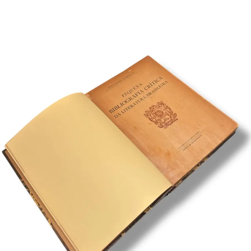 Livro Pequena Bibliografia Crítica da Literatura Brasileira — Otto Maria Carpeaux (Ministério da Educação, 1955) — Encadernação em meia-couro