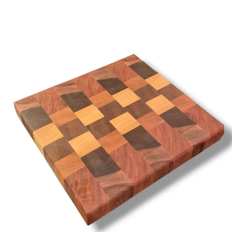 Tábua End Grain “Trama Geométrica” – Marfim, Pau-Ferro e Ipê-Roxo (22×24 cm)