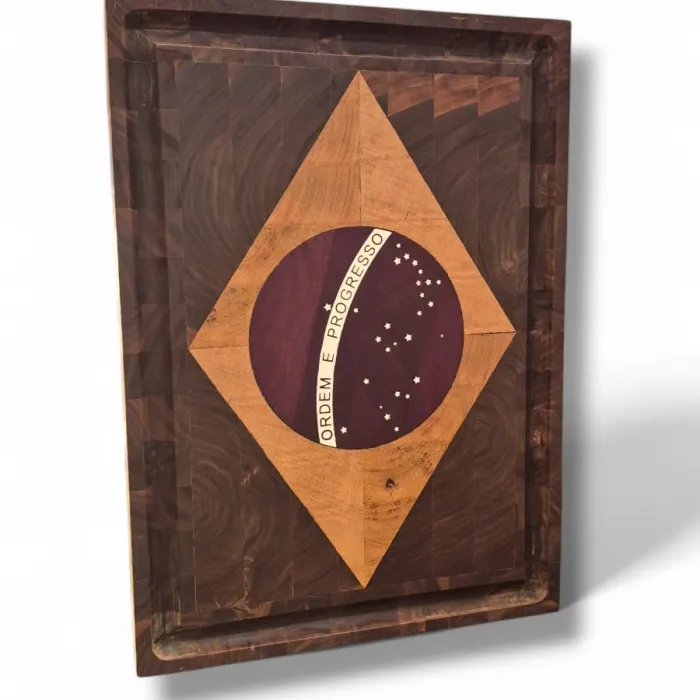 Tábua Bandeira do Brasil em Marchetaria (Marfim, Ipê-roxo e Roxinho) – 51×37 cm