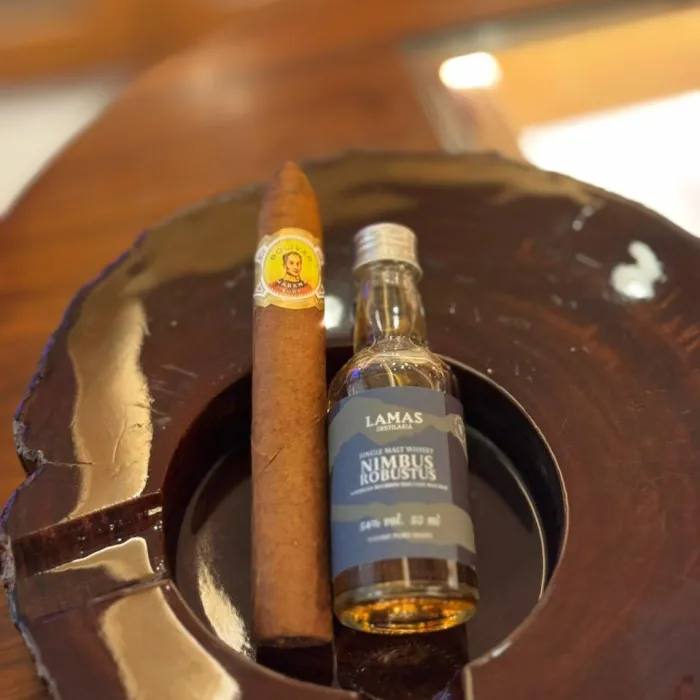 Whisky Lamas Nimbus Robustus + Charuto Bolívar Belicosos Finos