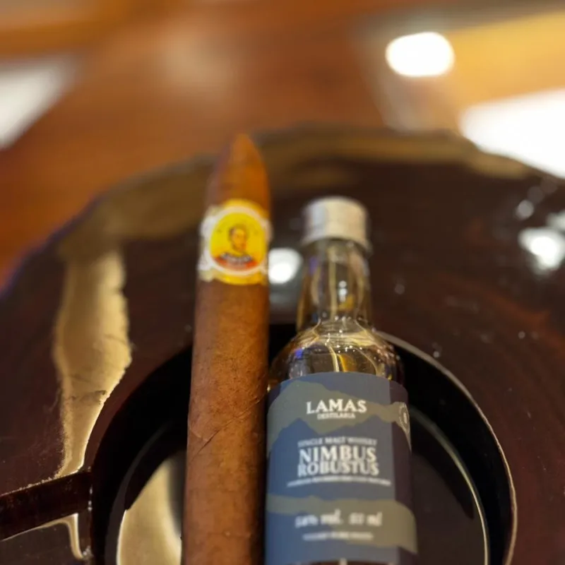Whisky Lamas Nimbus Robustus + Charuto Bolívar Belicosos Finos