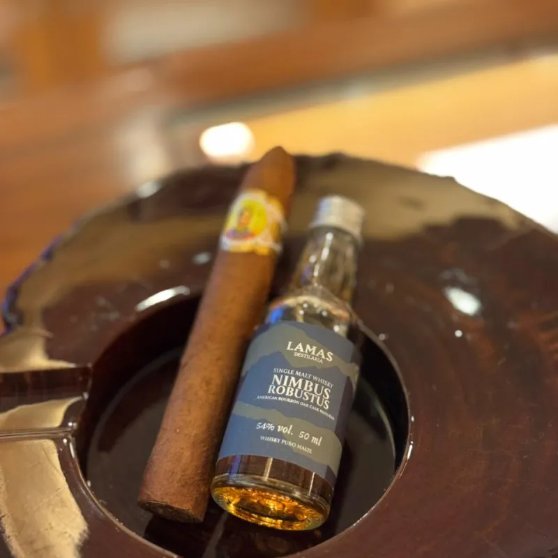 Whisky Lamas Nimbus Robustus + Charuto Bolívar Belicosos Finos